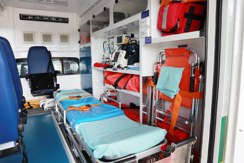 Xe cứu thương cần có trang thiết bị y tế đầy đủ